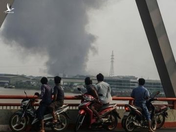 Khói bốc lên từ một khu vực thuộc thị trấn Hlaing Tharyar, Yangon, Myanmar, ngày 14/3. Ảnh: Anadolu Agency.