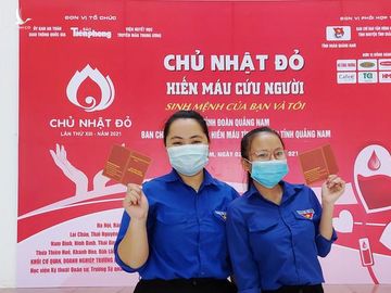 Vui mừng khi sau khi thực hiện nghĩa cử hiến máu cứu người.