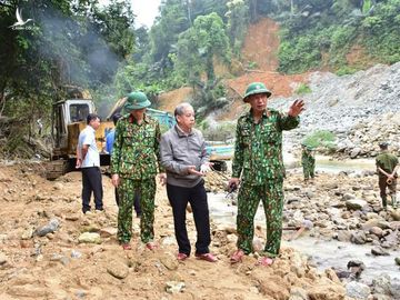 Ông Phan Ngọc Thọ (thứ hai từ phải sang) trực tiếp chỉ đạo tìm kiếm tại hiện trường.