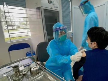 Thứ trưởng Bộ Y tế Trần Văn Thuấn: &quot;Những người tiêm vắc xin Covid-19 đều vui vẻ, thoải mái&quot; - Ảnh 9.