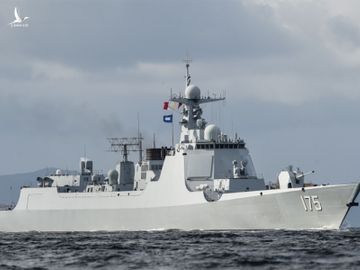 Tuần dương hạm Ngân Xuyên thuộc lớp Type 052D đi qua eo biển Lamma vào vùng nước của đặc khu hành chính Hong Kong, tháng 7/2017. Ảnh: PLA.