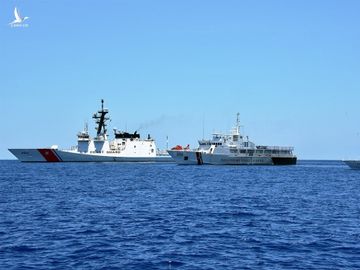 Tàu tuần duyên Mỹ USCGC Bertholf (trái) diễn tập cùng tàu cảnh sát biển Philippines BRP Batangas (giữa) và BRP Kalanggaman (phải) tháng 5/2019. Ảnh: USCG.