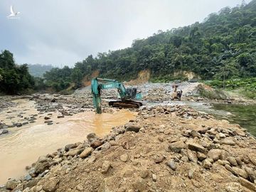 Máy xúc nắn dòng và đào tại khu vực bãi bồi.