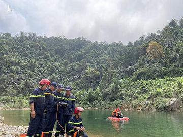 Máy dò tổng hợp của công an hoạt động tại các vùng nước sâu cạnh bãi bồi tìm kiếm người mất tích.