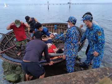 Cấp cứu cho ngư dân trên đảo Tiên Nữ. Ảnh: P.V Cấp cứu cho ngư dân trên đảo Tiên Nữ. Ảnh: P.V