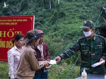 Phát khẩu trang phòng chống dịch bệnh Covid - 19 cho người dân vùng biên giới. Phát khẩu trang phòng chống dịch bệnh Covid - 19 cho người dân vùng biên giới.