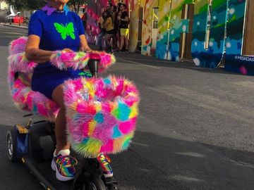 Elam với gu thời trang sặc sỡ. Ảnh: baddiewinkle.