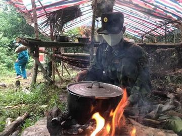 Chuẩn bị bữa ăn trên chốt phòng chống dịch Covid - 19. Chuẩn bị bữa ăn trên chốt phòng chống dịch Covid - 19.