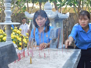 Các cơ quan, thân nhân liệt sĩ dâng hương hoa 64 liệt sĩ Gạc Ma.