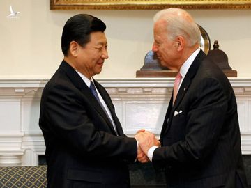 Chủ tịch Tập Cận Bình (trái) bắt tay Joe Biden, khi là phó tổng thống Mỹ, tại Nhà Trắng tháng 2/2012. 