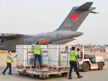 Máy bay chở vắc xin Trung Quốc tại sân bay Phnom Penh, Campuchia /// AFP