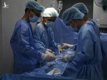 Các bác sĩ quân y thực hiện ca mổ cấp cứu cho ngư dân tại bệnh xá Hoàng Sa. Ảnh: P.V Các bác sĩ quân y thực hiện ca mổ cấp cứu cho ngư dân tại bệnh xá Hoàng Sa. Ảnh: P.V