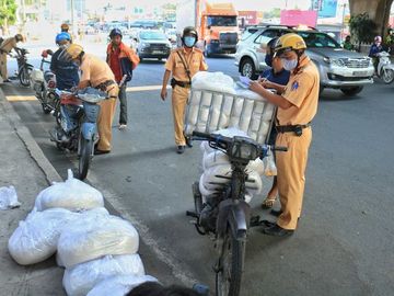 Nhiều trường hợp đi xe cũ nát bị CSGT phạt không xuất trình được đăng ký xe, bằng lái xe /// Ảnh: Lê Ngọc Thảo