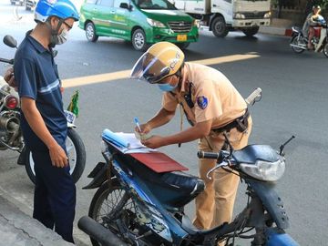 Chạy xe nát, xe tự chế bị CSGT TP.HCM 'truy quét': 'Giờ ở nhà là chết đói' - ảnh 1