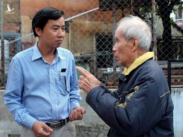 Nhân chứng Võ Như Dân (bìa phải) kể chuyện về Hoàng Sa với ông Lê Phú Nguyện. Ảnh: Đ.X.
