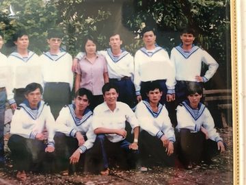    Ông Lê Minh Thoa (hàng ngồi, thứ hai từ trái sang) chụp ảnh lưu niệm cùng 8 đồng đội còn sống sau trận chiến Gạc Ma. (Ảnh: NVCC)