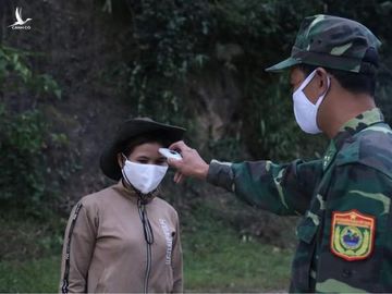 Kiểm tra thân nhiệt đối với những người dân sống gần khu vực biên giới. Kiểm tra thân nhiệt đối với những người dân sống gần khu vực biên giới.