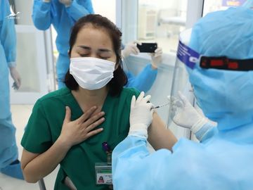 Điều dưỡng Thư tiêm vaccine Covid-19 sáng 9/3. Ảnh: Quang Hùng.
