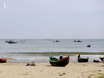 Biển Thạch Hải(huyện Thạch Hà), cách mỏ sắt Thạch Khê hơn 1 km, là nơi tỉnh Hà Tĩnh dự kiến kết hợp phát triển du lịch. Ảnh: Đức Hùng