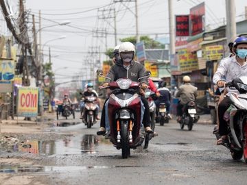 Xe chạy trên đường Phan Văn Hớn, huyện Hóc Môn hồi đầu tháng 3. Ảnh: Giang Anh.