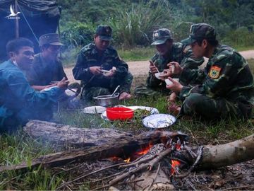 Bữa cơm chiều trên chốt. Bữa cơm chiều trên chốt.