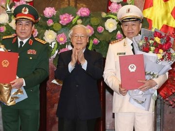 Nhiệm kỳ Chủ tịch nước Nguyễn Phú Trọng: Thăng hàm 2 Đại tướng, 7 Thượng tướng và nhiều sĩ quan cấp cao - Ảnh 1.