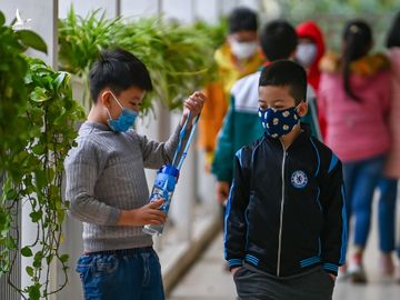 Hoc sinh Ha Noi di hoc lai anh 6