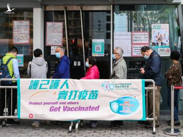 Người dân Hong Kong tại một điểm tiêm vaccine Covid-19 hôm 8/3. Ảnh: SCMP.