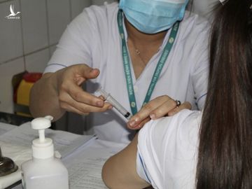 TP.HCM đề xuất mua 5 triệu liều vaccine Covid-19 - Ảnh 1.