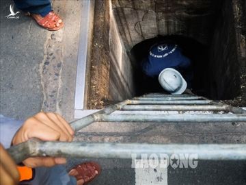 Công nhân kiểm tra hệ thống cống vòm do người Pháp xây dựng cách đây 150 năm ở trung tâm TPHCM. Ảnh: Anh Phương Chân