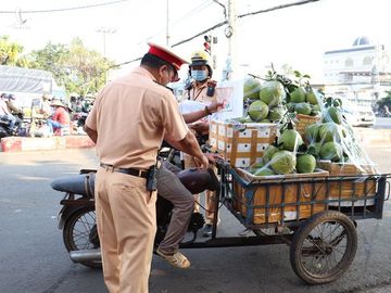 Chạy xe nát, xe tự chế bị CSGT TP.HCM 'truy quét': 'Giờ ở nhà là chết đói' - ảnh 6