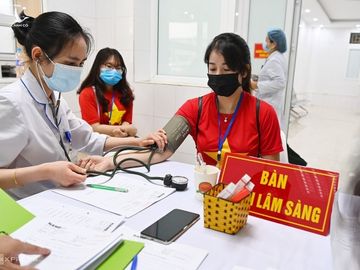 Khám sàng lọc cho tình nguyện viên tiêm thử vaccine tại Học viện Quân y. Ảnh: Giang Huy.