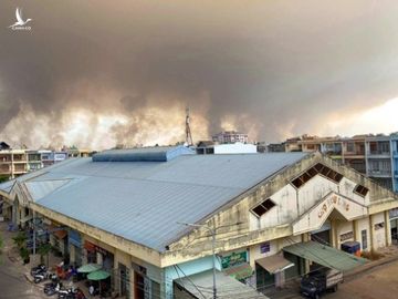 Khói bụi bốc cao hàng trăm mét do đốt cỏ trong sân bay Biên Hòa - Ảnh 2.