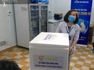 NÓNG: Cận cảnh lô vaccine Covid-19 tiêm đợt đầu tiên tại TP.HCM - Ảnh 9.