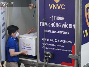 NÓNG: Cận cảnh lô vaccine Covid-19 tiêm đợt đầu tiên tại TP.HCM - Ảnh 7.