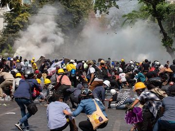 Mỹ giáng đòn trừng phạt Myanmar sau ngày biểu tình đẫm máu - 1