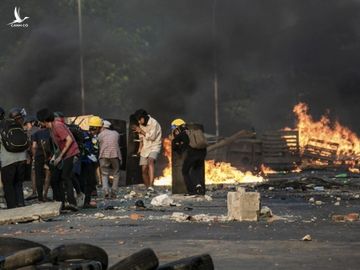 Người biểu tình đụng độ cảnh sát tại Yangon hôm 16/3. Ảnh: AFP.