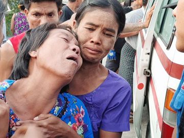 Người mẹ Myanmar khóc vật vã khi đứa con chỉ mới 15 tuổi của mình đã chết trong cuộc biểu tình.