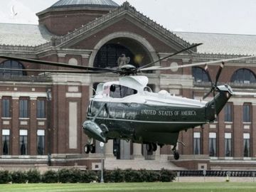 Trực thăng tổng thống Mỹ bên ngoài Trường Hải chiến tại căn cứ Fort McNair /// AFP