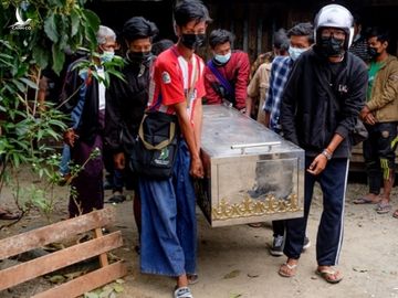 Người dân di chuyển quan tài của một người biểu tình ở thành phố Taunggyi, bang Shan, Myanmar hôm 29/3. Ảnh: AFP.