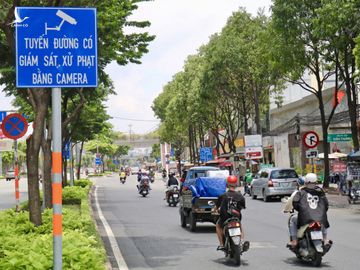 Biển cảnh báo ghi hình phạt nguội qua camera trên đường Điện Biên Phủ, quận Bình Thạnh, hồi tháng 10. Ảnh: Gia Minh.