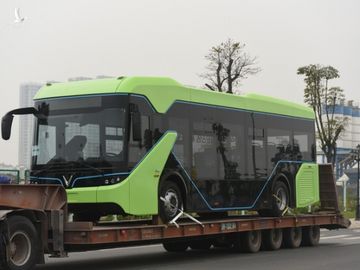 Lộ ảnh xe bus điện VinFast được vận chuyển về Hà Nội - Ảnh 1.