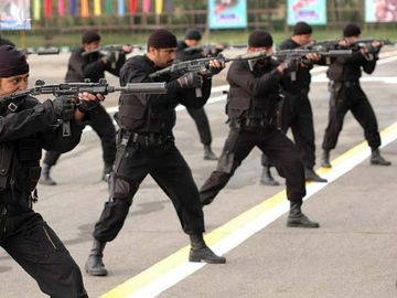 Uy lực khẩu súng tiểu liên 70 năm tuổi nổi tiếng nhất trên thế giới - Ảnh 3.