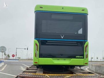 Lộ ảnh xe bus điện VinFast được vận chuyển về Hà Nội - Ảnh 4.