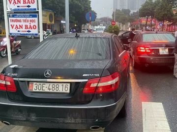 Cục CSGT vào cuộc vụ 2 ô tô Mercedes E300 trùng biển số lưu thông trên đường Hà Nội