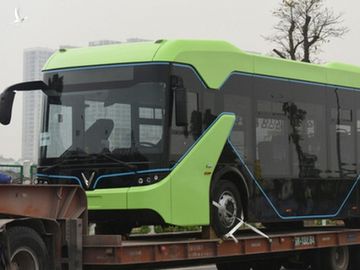 Lộ ảnh xe bus điện VinFast được vận chuyển về Hà Nội