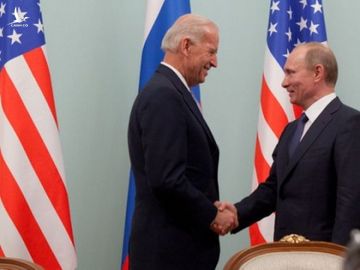 Nga nói Mỹ đã bỏ lỡ cơ hội cho hội đàm giữa lãnh đạo hai nước. Hai ông Biden (trái) và ông Putin gặp nhau tại Moscow hồi tháng 3.2011 /// Reuters