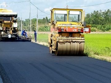 Đơn vị thi công đang thảm nhựa tuyến đường. Ảnh: Anh Tuấn.