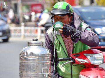 Ông Nguyễn Văn Dũng, tài xế xe ôm công nghệ ghé uống nước miễn phí trên đường Nguyễn Thái Học, quận 1, ngày 4/3. Ảnh: Quỳnh Trần.