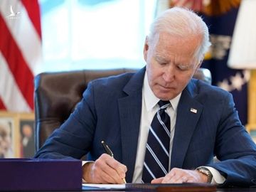 Biden ký thông qua gói cứu trợ Covid-19 tại Phòng Bầu dục, Nhà Trắng, ngày 11/3. Ảnh: AP.